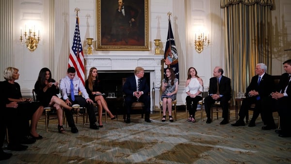 Donald Trump junto a sobrevivientes y familiares de víctimas de tiroteos (Reuters)