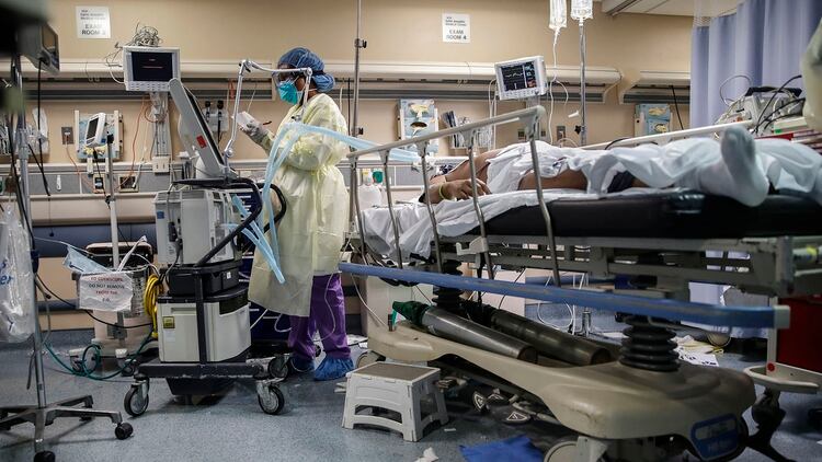 Enfermeras trabajando contrarreloj n el Hospital St. Joseph en Yonkers, en Nueva York (AP/John Minchillo)