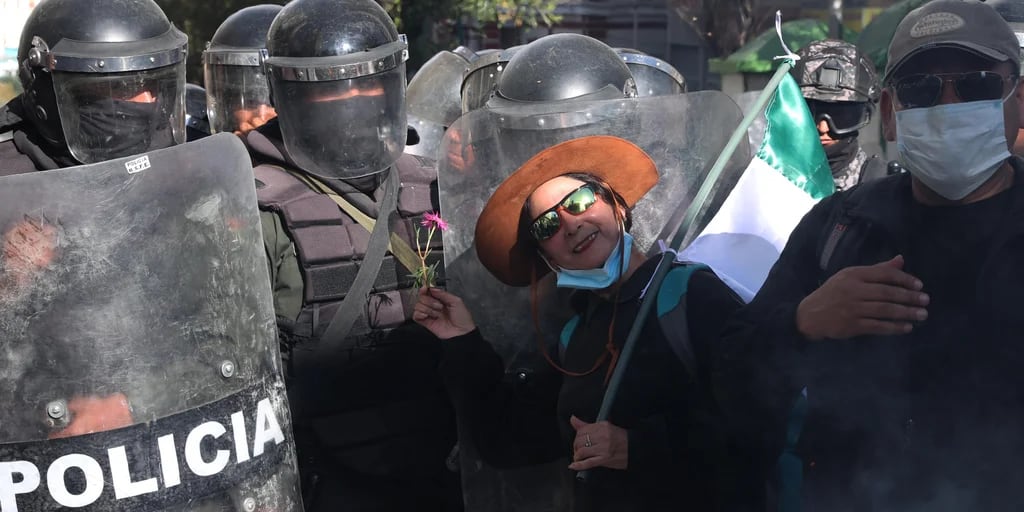 Cientos de maestros bolivianos se enfrentaron a la Policía en una marcha contra la “jubilación forzosa”