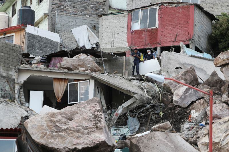Equipos de rescate trabajan luego de un deslizamiento de tierra en Cerro del Chiquihuite que dejó casas enterradas en la zona, en el municipio de Tlalnepantla de Baz, en las afueras de la Ciudad de México, México, 10 de septiembre de 2021 REUTERS/Edgard Garrido