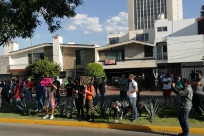 Un grupo de 250 a 300 personas, siguieron con rumbo al centro de la capital y arribaron al cruce de Avenida Lázaro Cárdenas, donde bloquearon la vía hasta las 21:00 horas (Foto: Twitter@ClickMKT2016)