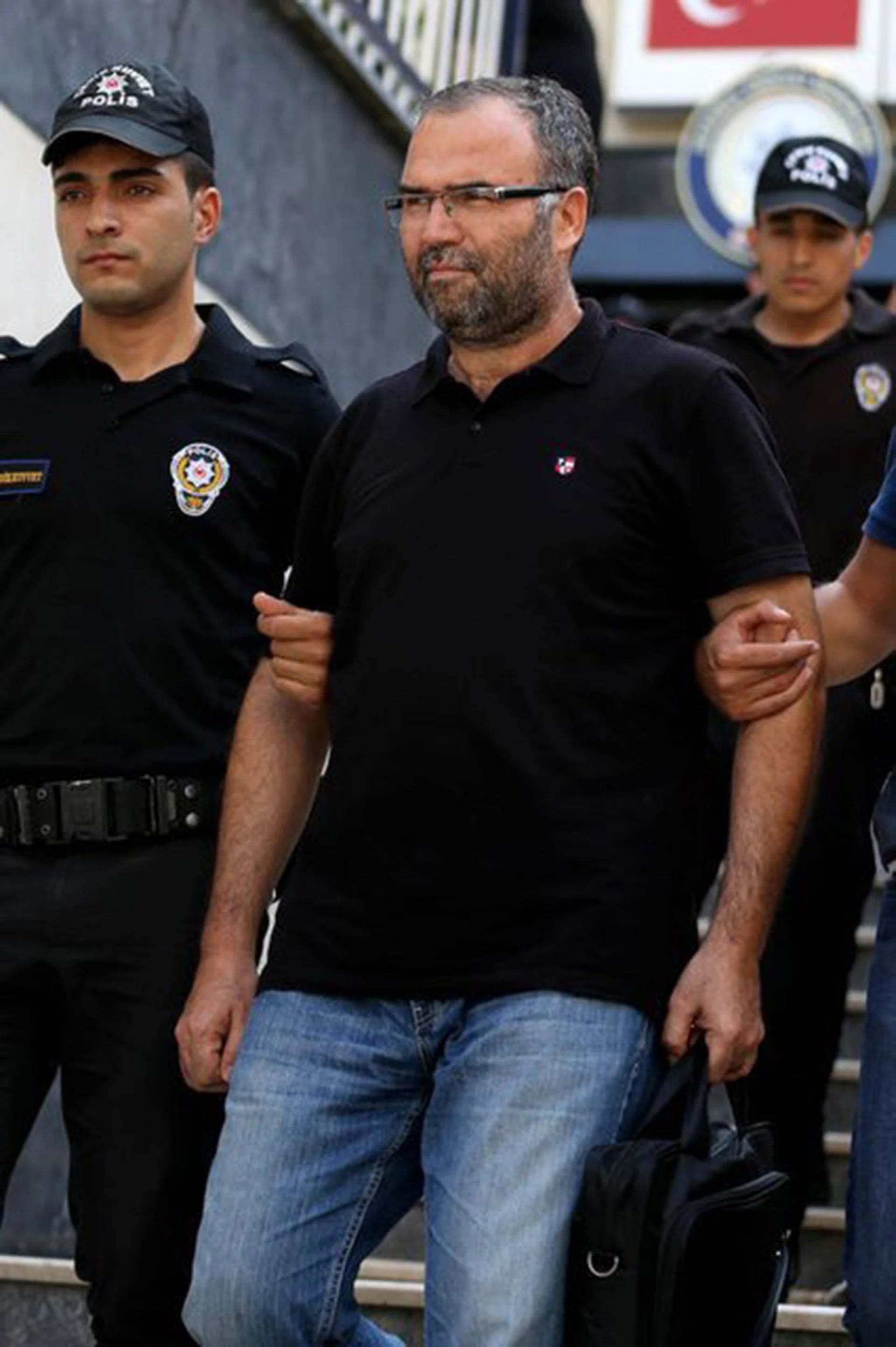 “Ali Akkus. Si Turquía tiene excelentes editores de redacción, él se encuentra entre ellos. Especialista en casos de corrupción. Detenido” @MahirZeynalov