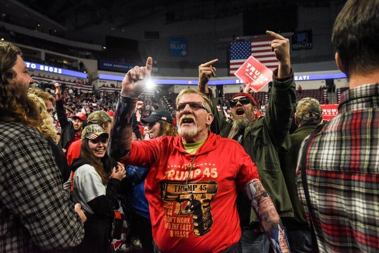 Un hombre, partidario de las armas, alienta a Trump en Hershey (REUTERS/Stephanie Keith)