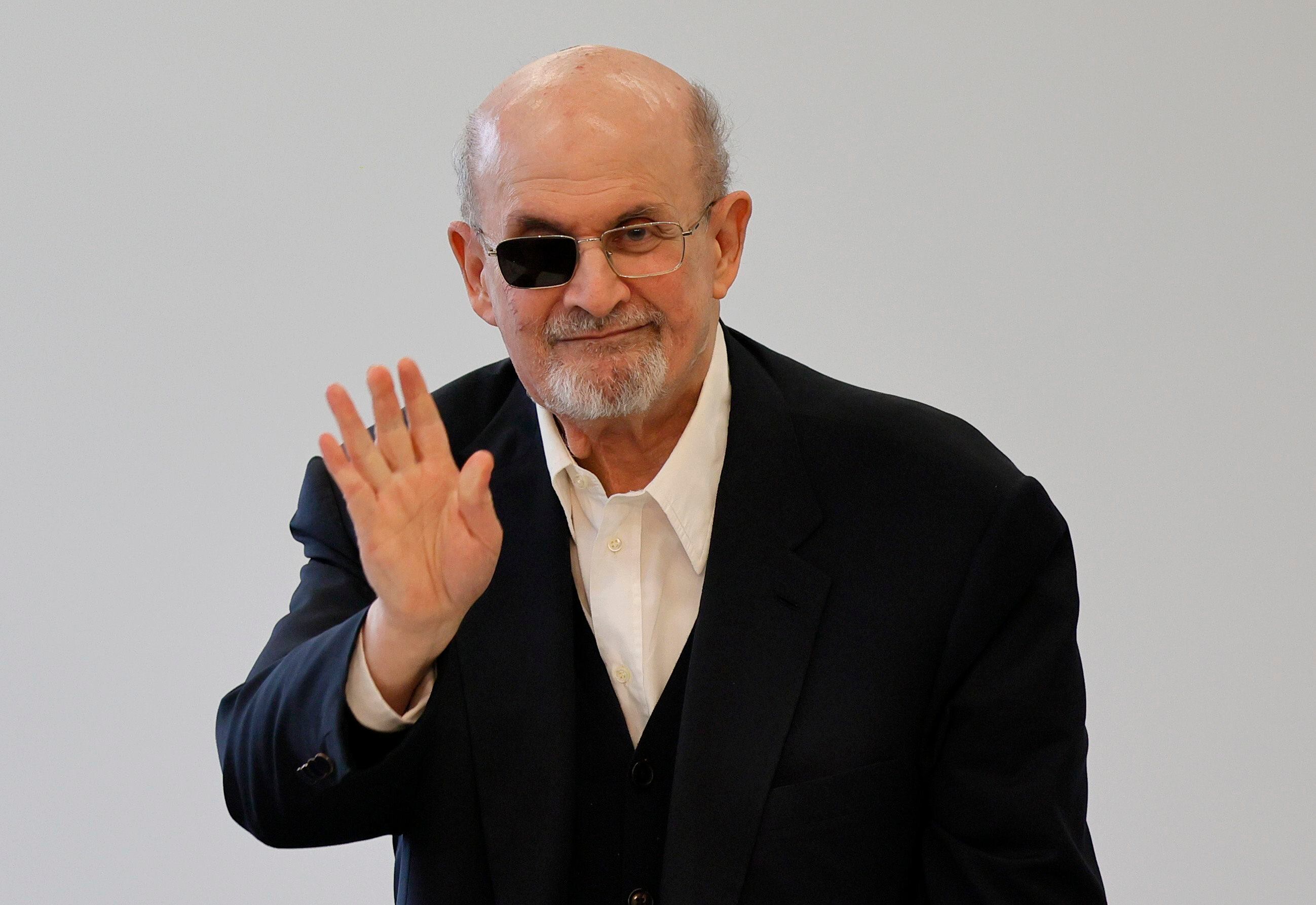 Salman Rushdie habla del impacto de la IA en la escritura durante una entrevista