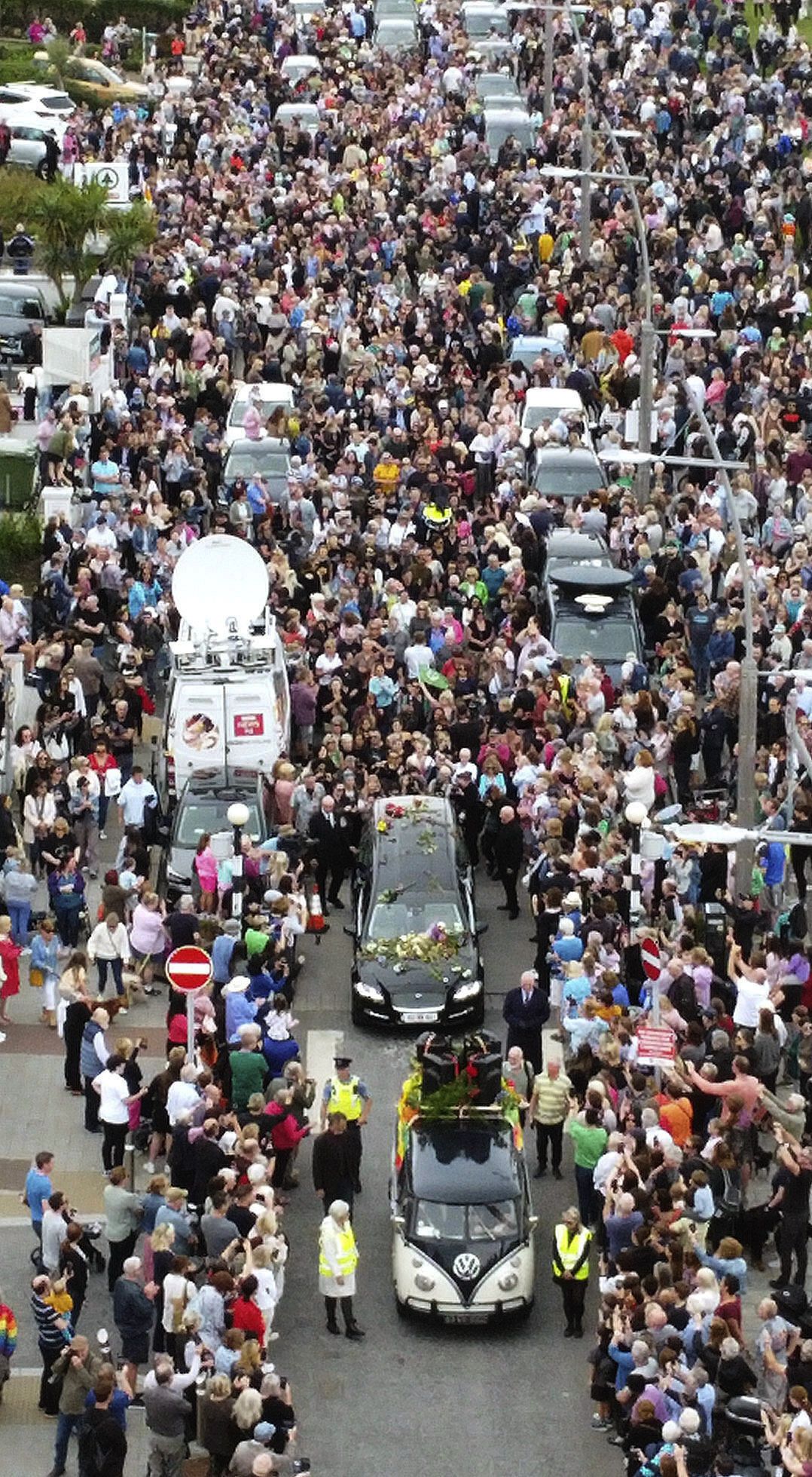 Una enorme procesión fúnebre despidió a Sinéad O'Connor en Irlanda(Niall Carson/PA vía AP)