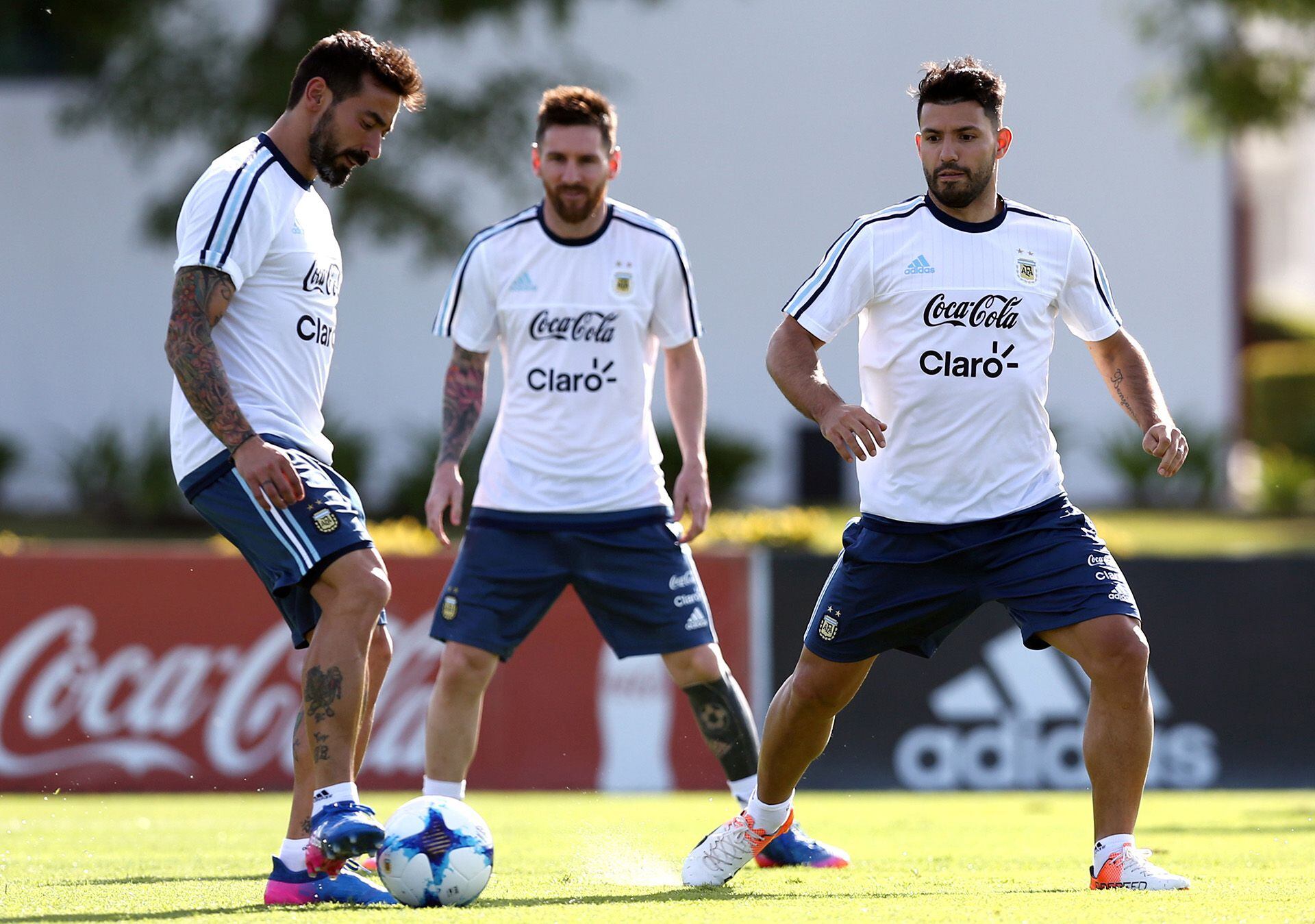Lavezzi, Agüero y Messi en un entrenamiento de la selección argentina camino al Mundial 2018 (REUTERS/Marcos Brindicci)