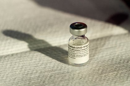 La aprobación de la vacuna coincidió con una fuerte segunda ola en Europa y los Estados Unidos. (Jacquelyn Martin/via REUTERS)