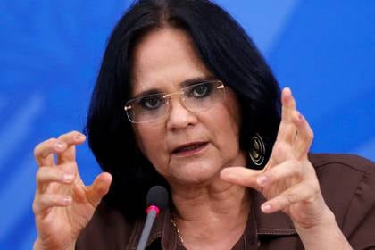 Damares Alves, ministra de la Mujer, la Familia y los Derechos Humanos asiste a una conferencia de prensa en Brasilia, el 13 de abril de 2020. (REUTERS/Adriano Machado)