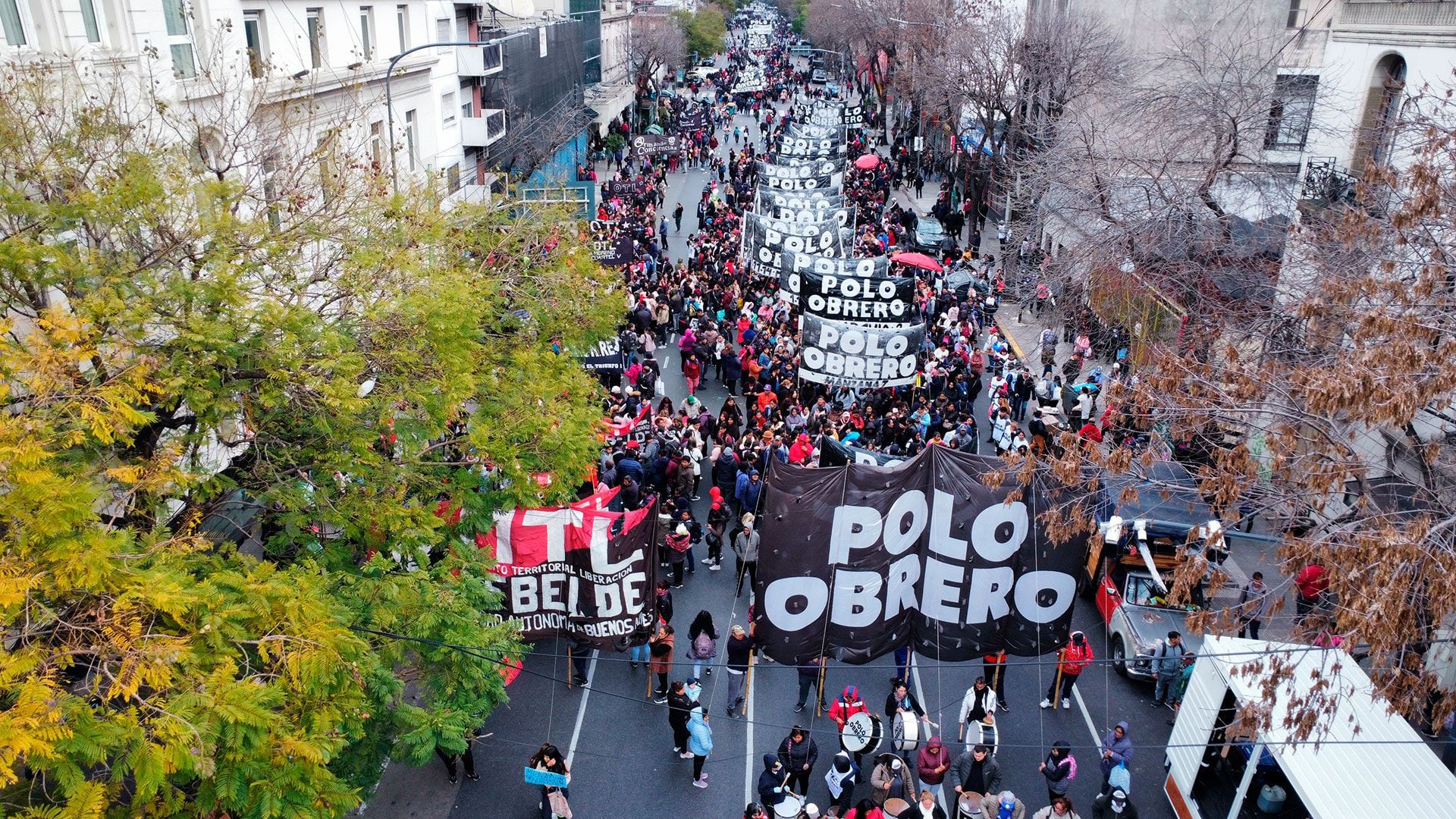 Piqueteros cortan los principales accesos y rutas desde la mañana el Frente de Lucha Piquetero realizará 87 barricadas en todo el país. En CABA se verá interrumpida la circulación en los puentes Pueyrredón, La Noria y Saavedra. Reclaman alimentos para los comedores populares. (Luciano González)