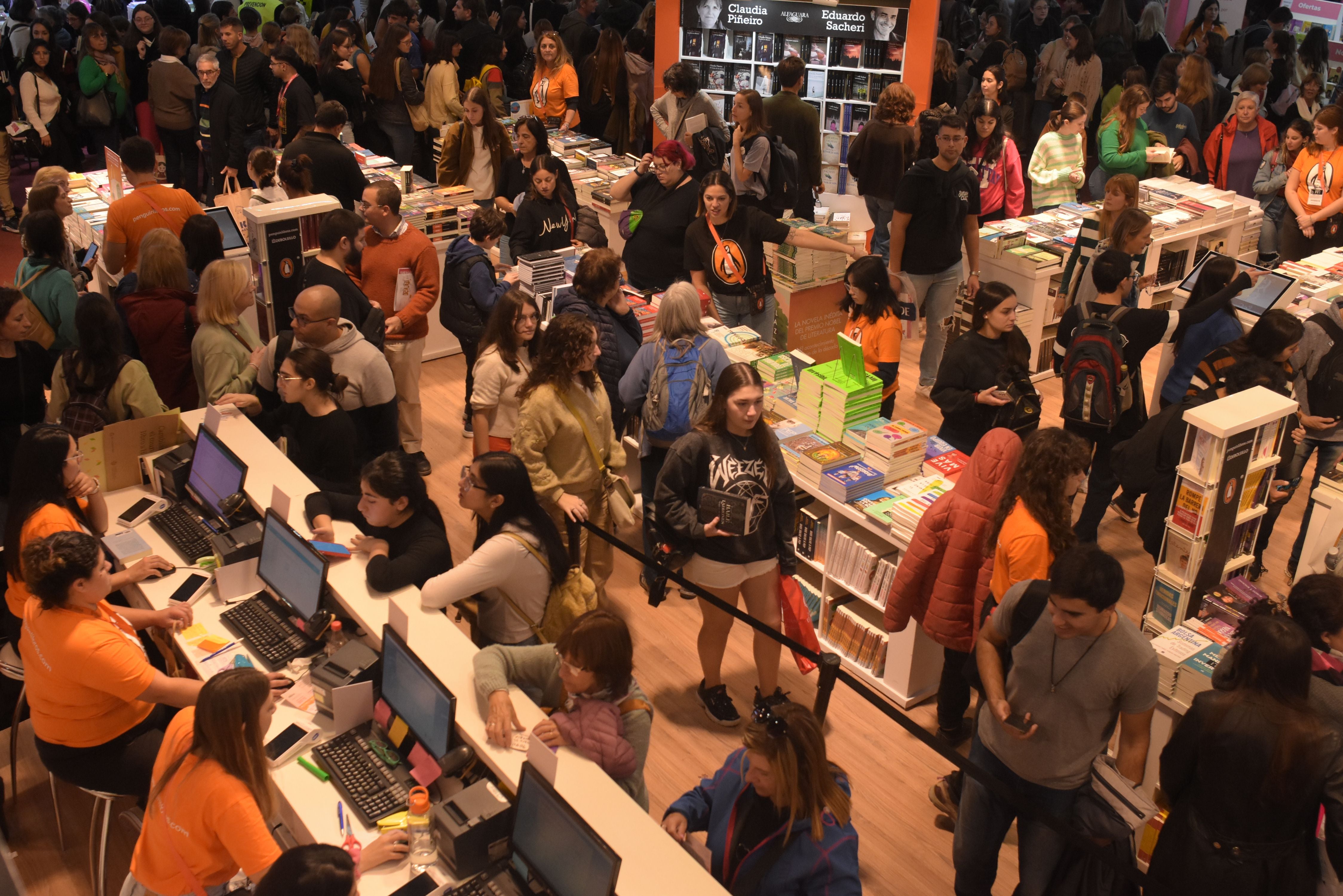 Las ventas de la Feria del Libro: paciencia, estrategias y una caída de hasta el 45%