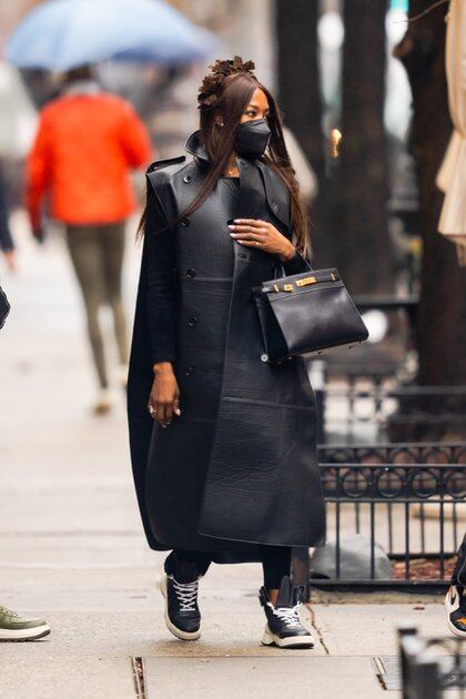 Naomi Campbell marcó tendencia con su look durante un almuerzo con un grupo de amigos en Cipriani, Nueva York. La modelo lució un trench de cuero negro con un particular diseño. Y completó su outfit con zapatillas
