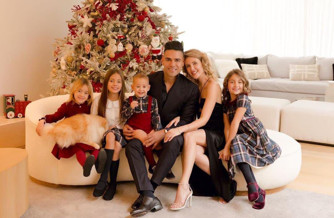 Falcao García y su esposa Lorelei Tarón en las celebraciones de fin de año en familia junto a sus hijos. | Foto: Instagram @falcao