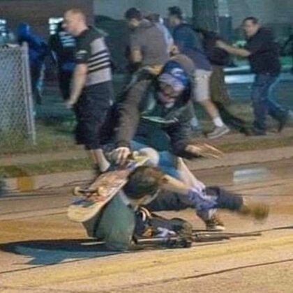 Kyle Rittenhouse tropezó y fue golpeado por algunos manifestantes