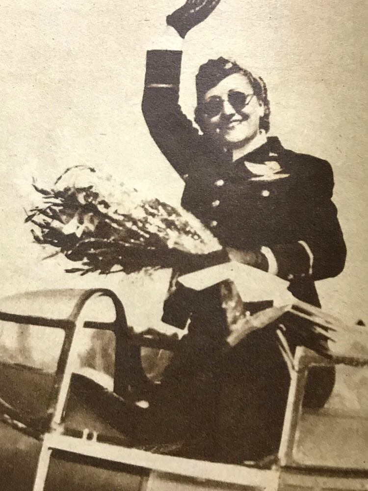 Una de las aviadoras uruguayas agasajadas por Lorenzini en su último vuelo