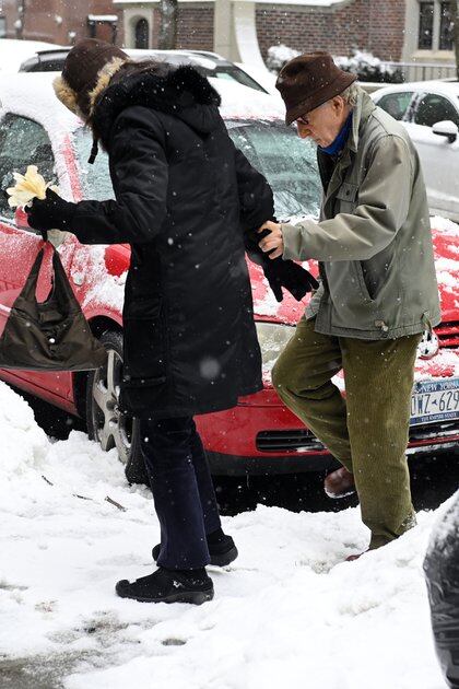 Woody Allen y su esposa Soon-Yi Previn saliendo de su casa en Nueva York. En estos días se estrenó el documental de HBO en el que Dylan Farrow relata los abusos que habría sufrido por parte del director de cine.