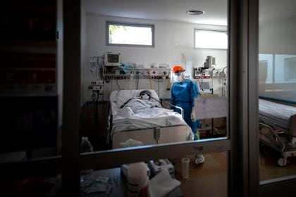 El sistema sanitario argentino tiene el 61,7 % de sus camas de cuidados intensivos ocupadas hasta el momento. EFE/Juan Ignacio Roncoroni/Archivo
