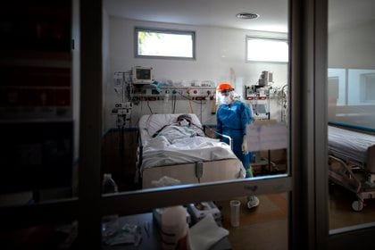 El sistema sanitario argentino tiene el 61,9 % de sus camas de cuidados intensivos ocupadas hasta el momento (EFE/Juan Ignacio Roncoroni/Archivo)
