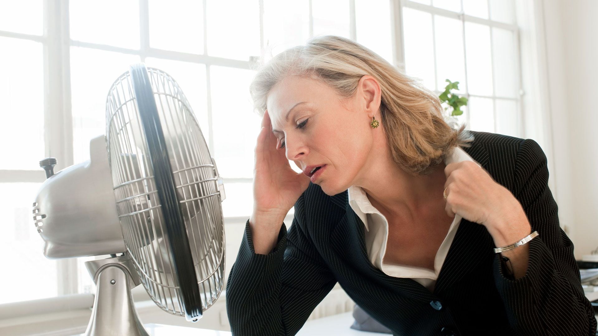 ¿Son normales los ataques de calor durante la menopausia? ¿Hay forma de evitarlos o controlarlos? (Gettyimages)