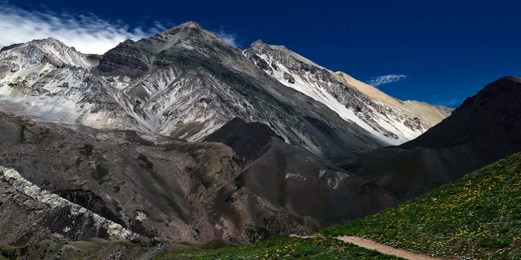¿Cuál es la montaña más alta de Sudamérica y qué se sabe sobre su santuario inca?