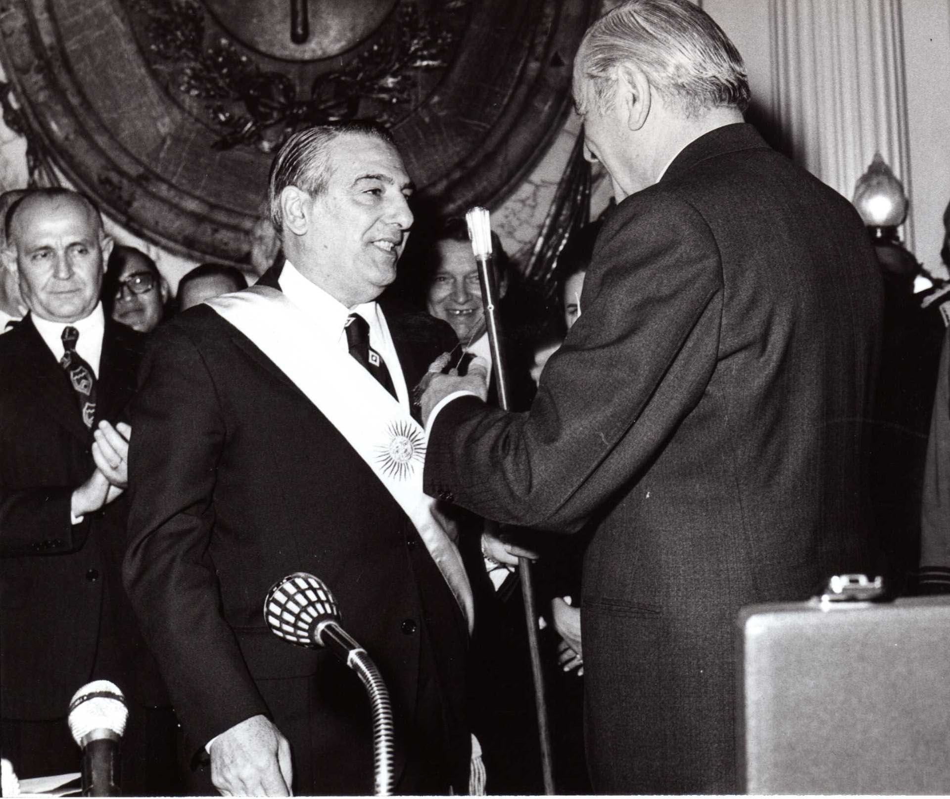 Asunción de Raúl Lastiri el 13 de julio de 1973. Fue presidente por tres meses hasta la elección de Juan Domingo Perón por voto directo.