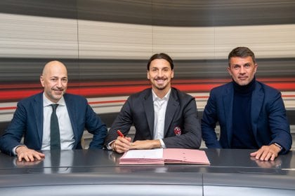 Ivan Gazidis y Paolo Maldini en la firma del contrato de Zlatan Ibrahimovic, cuando regresó al AC Milán en enero (Foto: REUTERS)