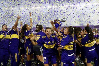 Julieta Cruz celebra con el equipo de fútbol femenino de Boca campeón ante River (REUTERS/Juan Ignacio Roncoroni)