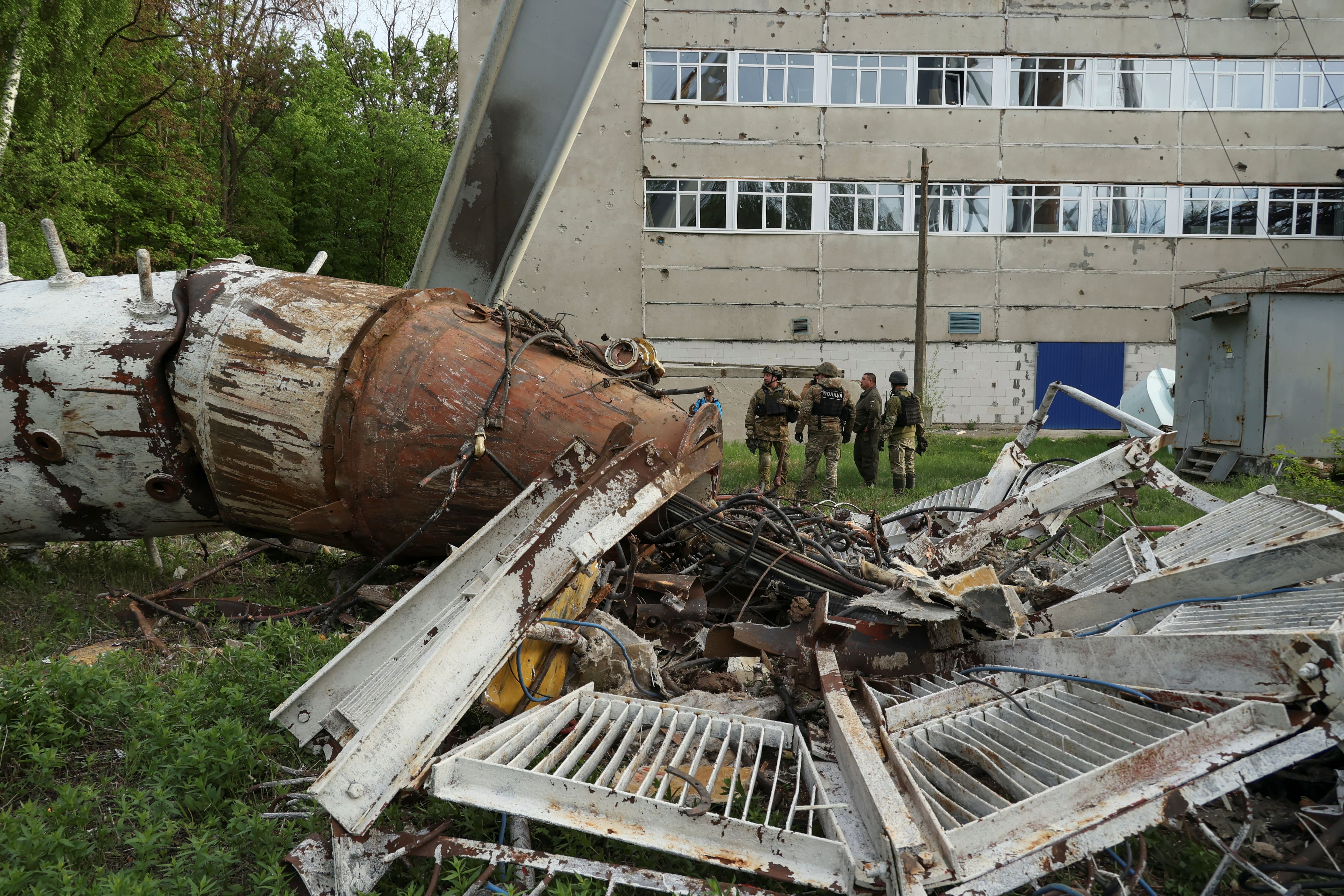 Oficiales observan los restos de la torre que servía a la región fronteriza de Ucrania (REUTERS/Sofiia Gatilova)