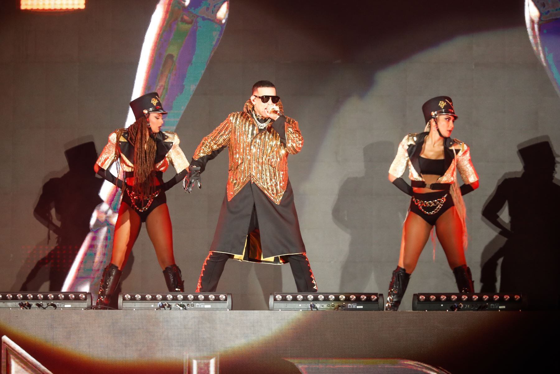 El cantante puertorriqueño, Daddy Yankee, hace delirar a las más de 50 mil almas que que lo acompañan en el Estadio Nacional como parte de su gira 'La Última Vuelta World Tour'. Foto: ANDINA/Renato Pajuelo
