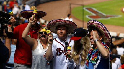 Aficionados celebran el 5 de Mayo durante el partido entre los Filis de Filadelfia y los Bravos de Atlanta en Turner Field (Photo by Mike Zarrilli/Getty Images)