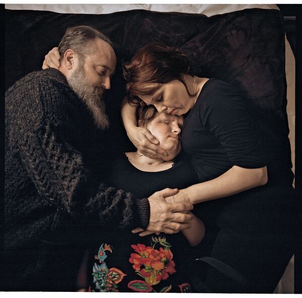 Katie Stubblefield con sus padres, Robb y Alesia. (Maggie Steber/National Geographic)