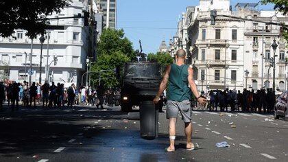 Enfrentamientos entre la Policía de la Ciudad y los fanáticos (Adrián Escandar)