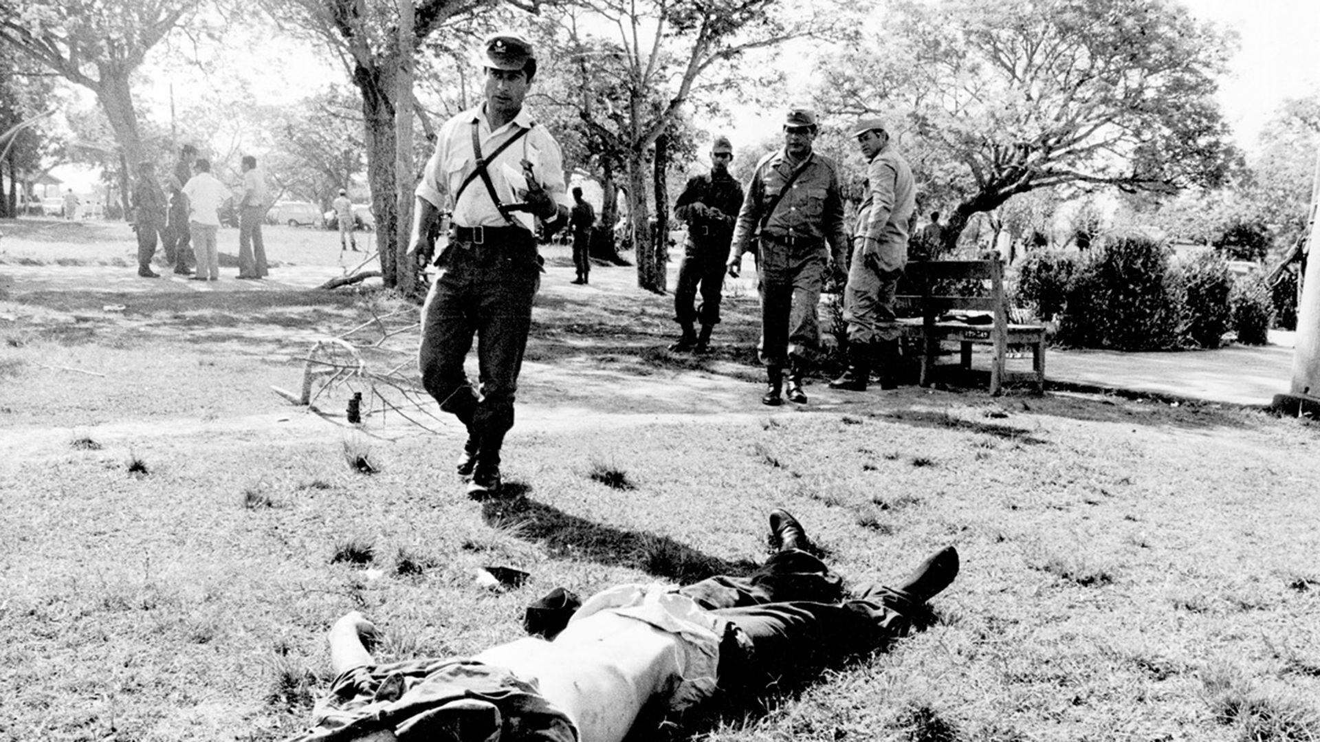 Un hombre yace muerto en el suelo tras el ataque de Montoneros al Regimiento de Infantería de Monte 29 en 1975