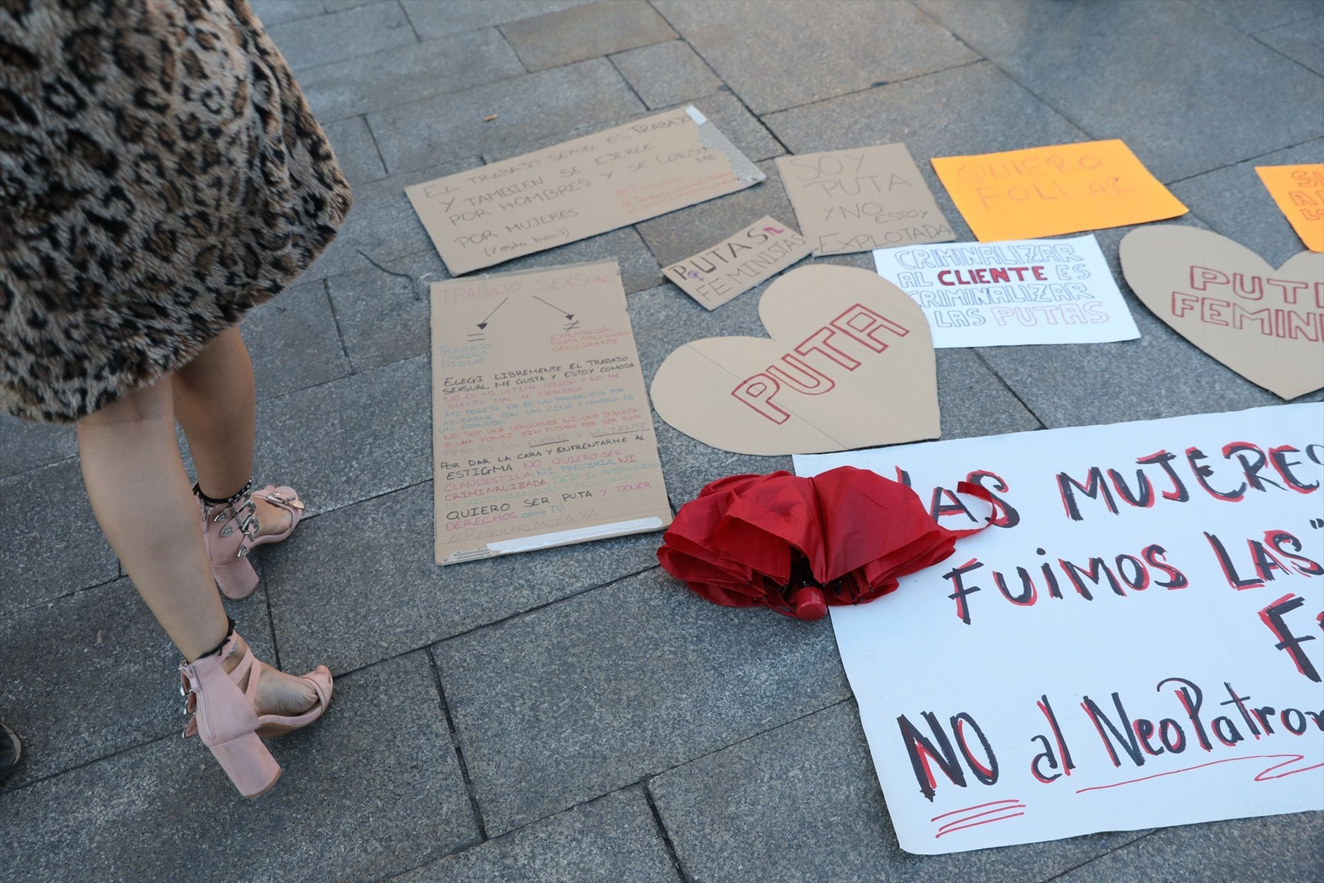 Carteles durante una protesta contra la propuesta de ley registrada por el PSOE en el Congreso para abolir la prostitución en junio de 2022. (Isabel Infantes / Europa Press)