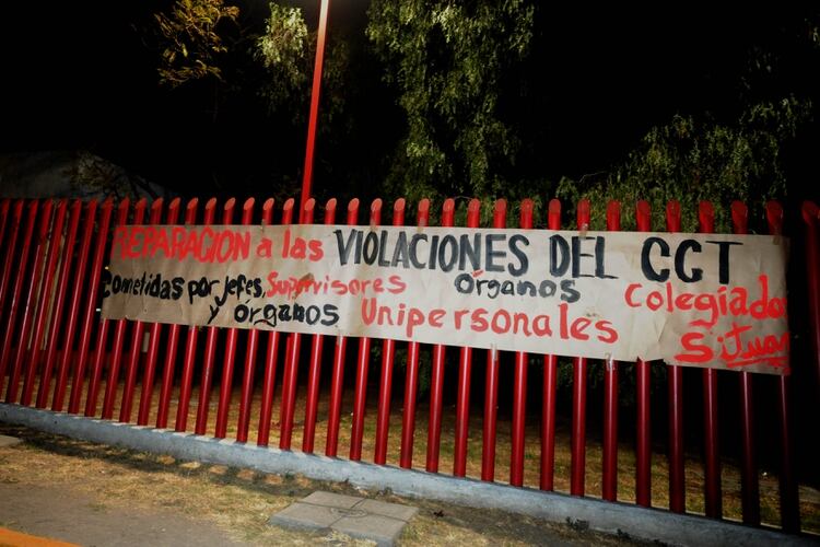 Los trabajadores colocaron las mantas rojinegras en las instalaciones de los planteles. (FOTO: LUIS CARBAYO /CUARTOSCURO.COM)