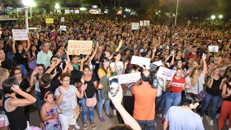 La marcha de anoche en Esperanza: al menos cuatro mil personas (Esperancino.com.ar)
