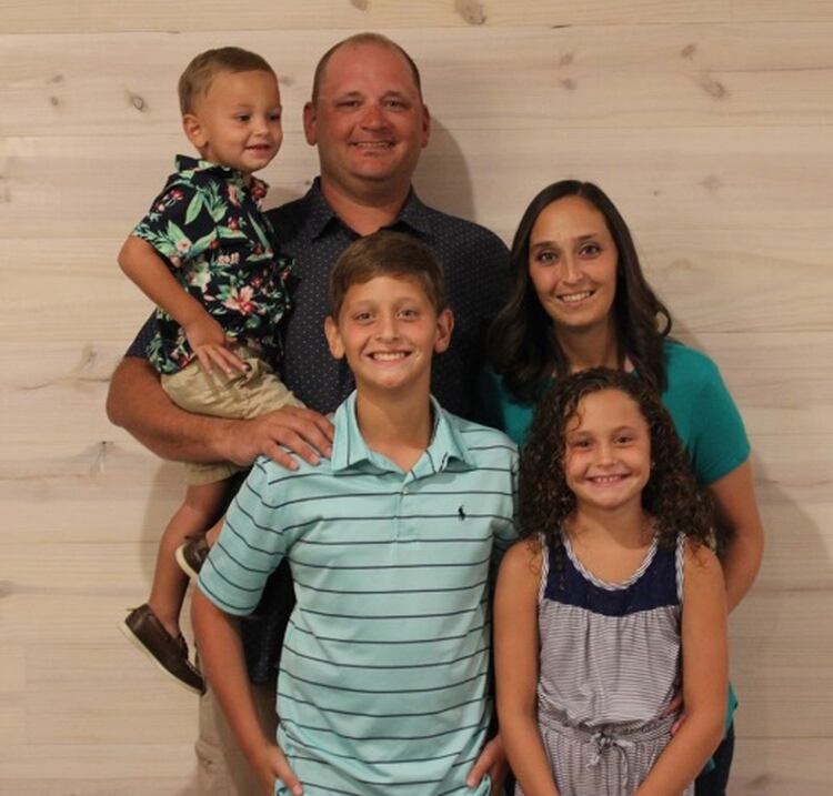 Lexi Collins, en una fotografía con sus padres y sus dos hermanos (Foto: Facebook Jara Gray Collins)