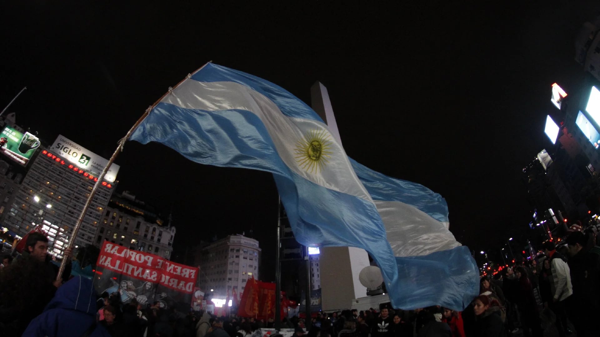 La bandera argentina y el Obelisco, dos protagonistas del cacerolazo (Nicolas Aboaf)