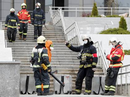 Bomberos trabajan en un hospital que se incendió en San Petersburgo (Reuters)