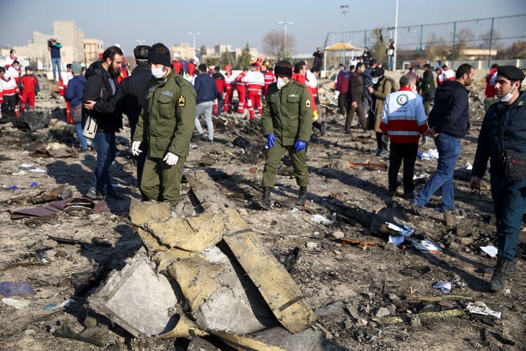 Oficiales de seguridad y trabajadores de la Cruz Roja en el lugar donde se estrelló el avión el 8 de enero de 2020 (Nazanin Tabatabaee/WANA (West Asia News Agency) via REUTERS)
