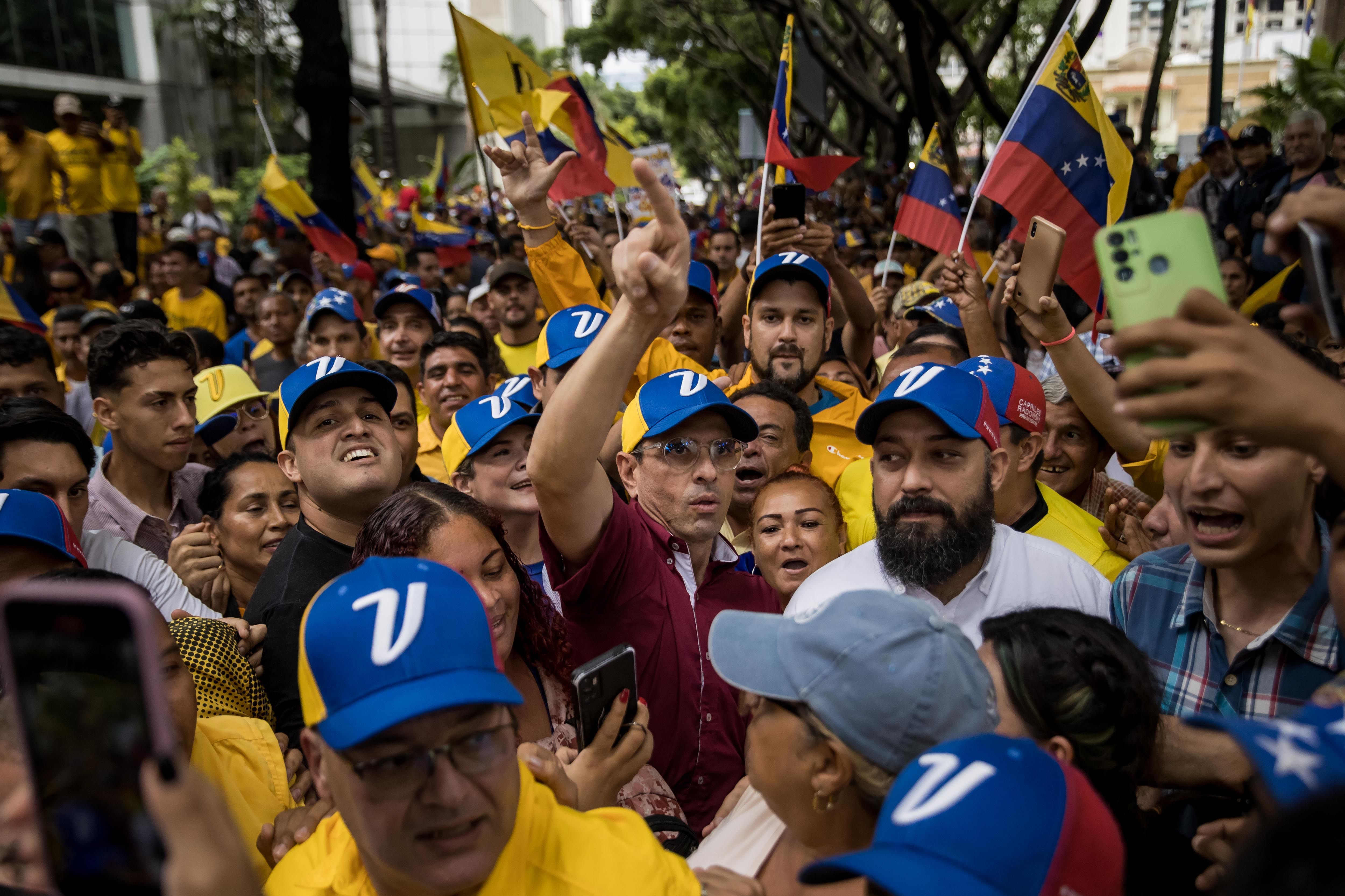 Henrique Capriles junto a sus seguidores (EFE/Miguel Gutiérrez)