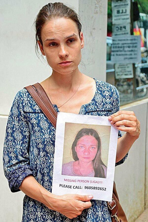 Ilze sostiene una foto cuando reclamaba por su hermana desaparecida