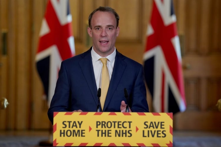 El canciller británico, Dominic Raab, tomó la conducción del gobierno luego de que el primer ministro Boris Johnson fuera internado en terapia intensiva tras ser infectado por el coronavirus. 