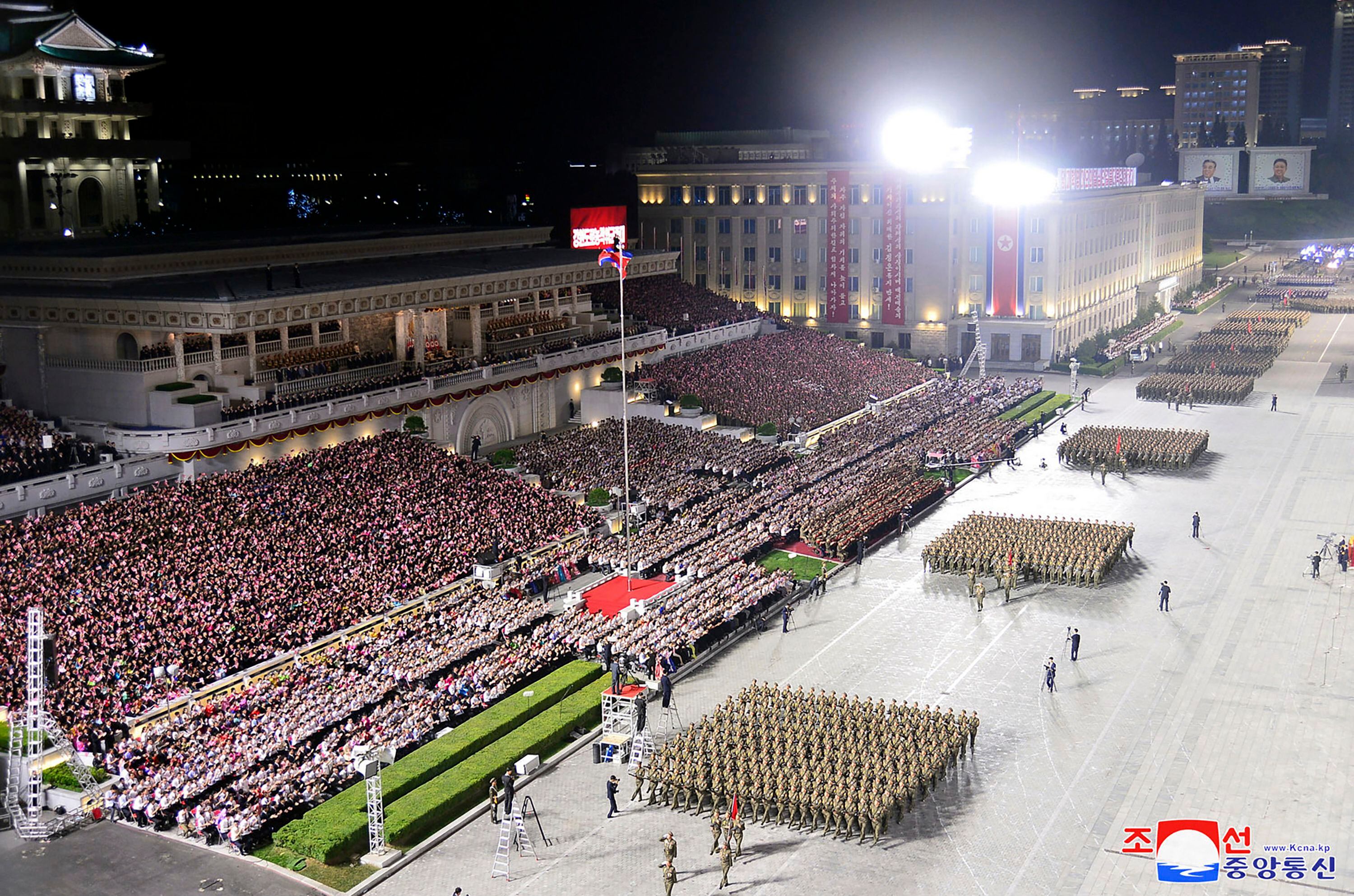 El desfile paramilitar del viernes 8 de septiembre en conmemoración del 75º aniversario de la fundación de Corea del Norte, en la Plaza Kim Il Sung de Pyongyang, Corea del Norte. (Agencia Central de Noticias de Corea/Korea News Service vía AP)
