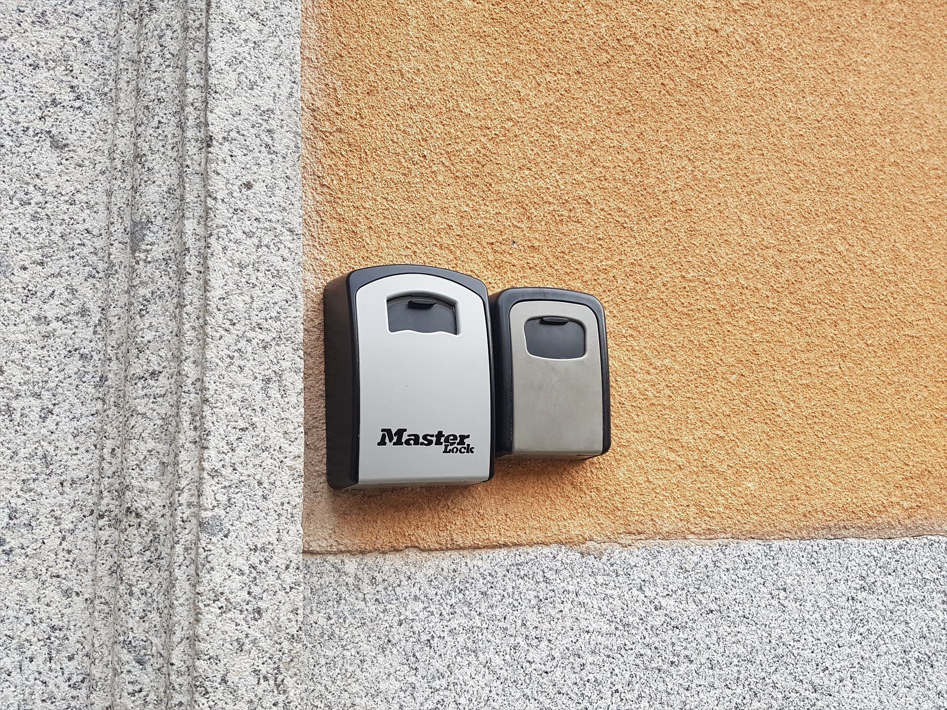 Cajetines de acceso a viviendas de uso turístico en un edificio de Madrid