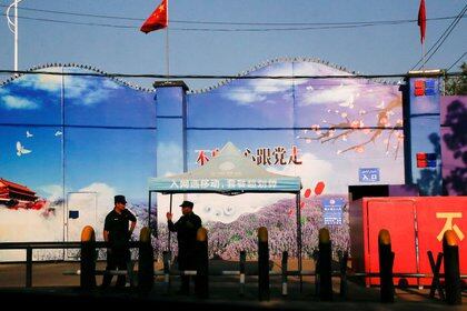 Los guardias chinos han encerrado a los uigures en las puertas, oficialmente conocido como un centro de educación de habilidades industriales en Hucheng, Xinjiang.  REUTERS / Thomas Peter