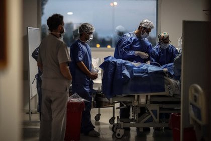 Médicos trabajando en la Unidad de Terapia Intensiva en el Hospital Posadas (EFE)
