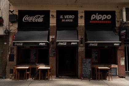 El local del restaurante Pippo en Paraná 356 sigue abierto. Sus empleados piden que se informe. Dicen que mucha gente dejó de ir al enterarse que había cerrado el otro salón. (Foto: Franco Fafasuli)