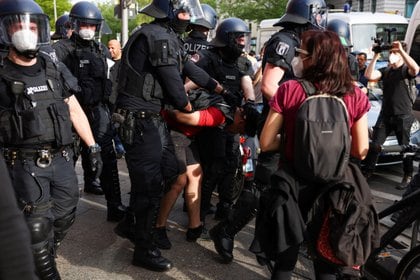 Agentes de policía detienen a una persona por disturbios que se produjeron durante una protesta en apoyo a los palestinos, en Berlín, Alemania, el 9 de mayo de 2021. REUTERS / Christian Mang