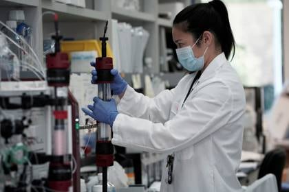 Una investigadora de los estudios por desarrollar un anticuerpo contra el coronavirus, en San Diego, California (Reuters)