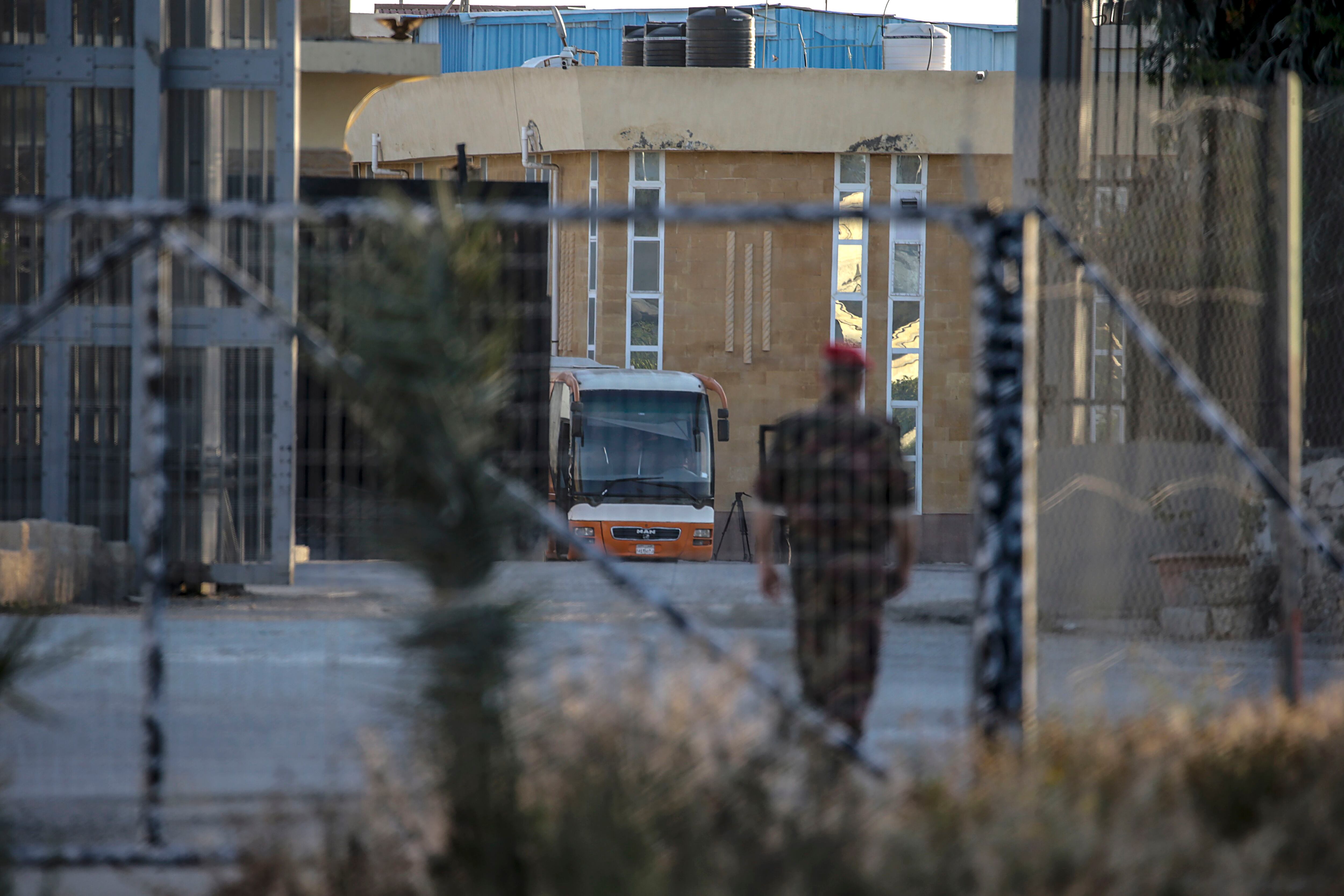 El personal diplomático brasileño ha contratado vehículos para el transporte de todos esos connacionales con la intención de llevarles a Egipto a través del paso de Rafah. (EFE/Mohammed Saber)
